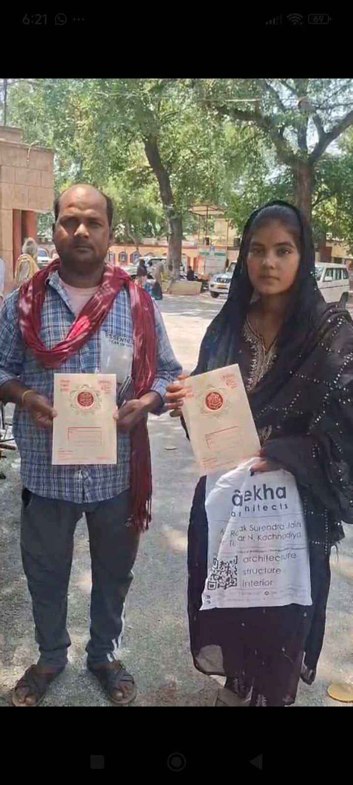 फोटो - 04 डीएम के पास सिलिंडर मांगने पहुंची युवती। स्त्रोत : स्वयं