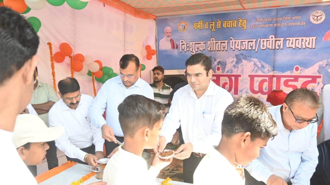 फोटो - 07 कचहरी चौराहे पर चने का वितरण करते डीएम अमित आसेरी। संवाद