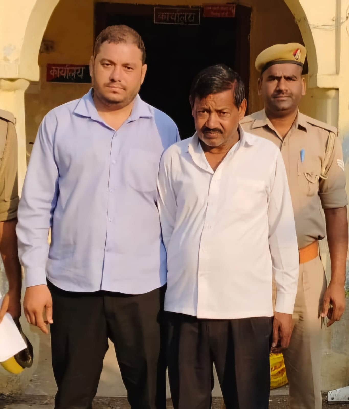 फोटो-10 फतेहगढ़ कोतवाली में पुलिस गिरफ्त में खड़ा भ्रष्टाचार का आरोपी ऋषभ सक्सेना उर्फ पवन सक्स