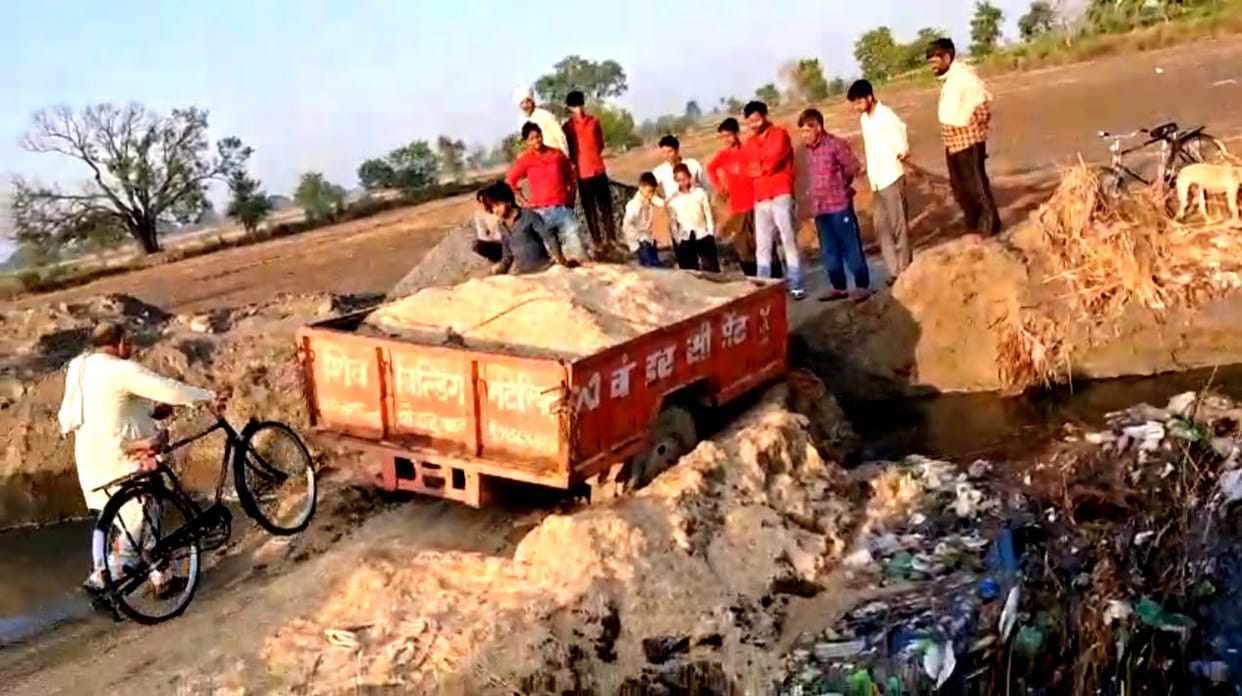 Villagers are troubled due to the closure of the connecting road