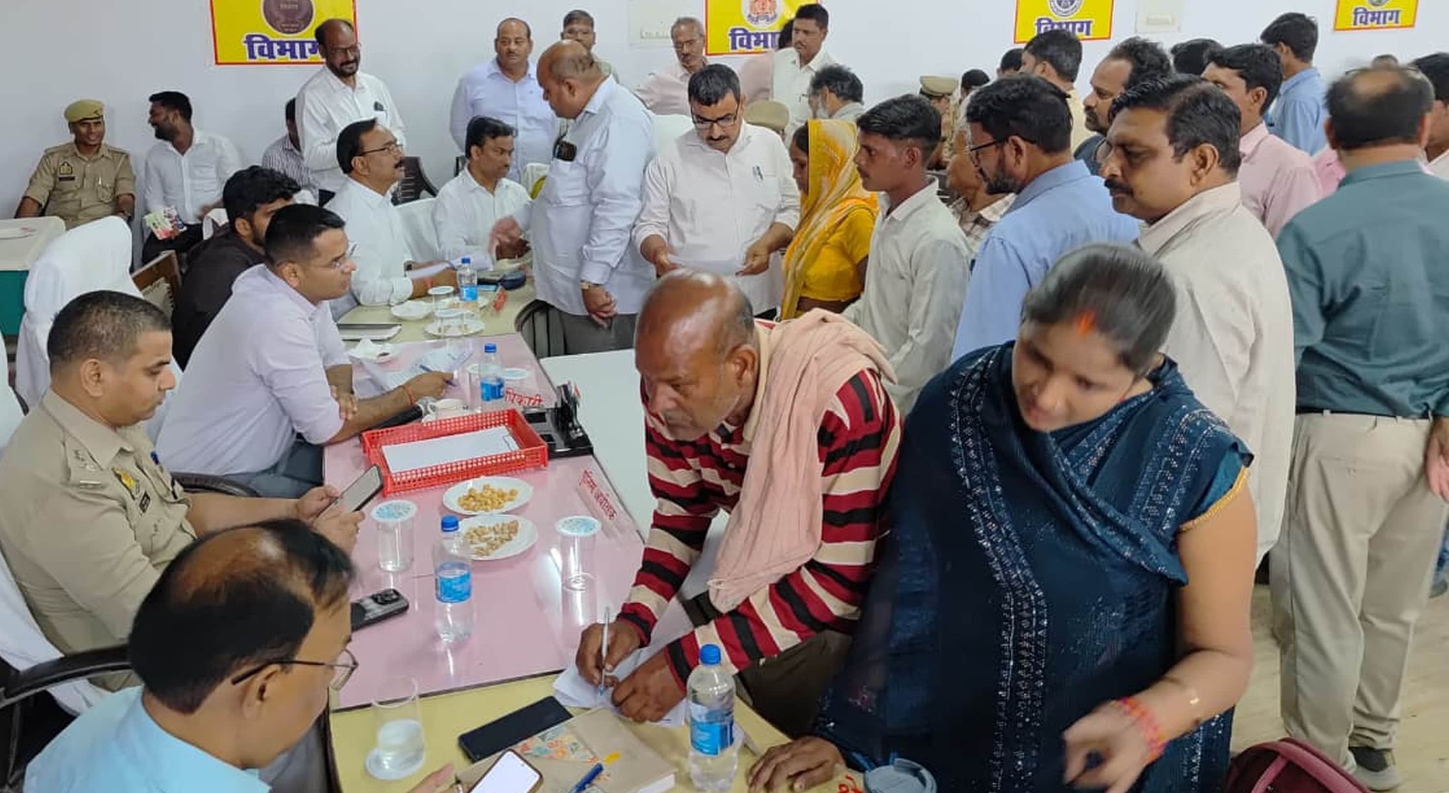 फोटो-13-बलरामपुर के उतरौला तहसील सभागार में डीएम से शिकायत करते लोग।-संवाद