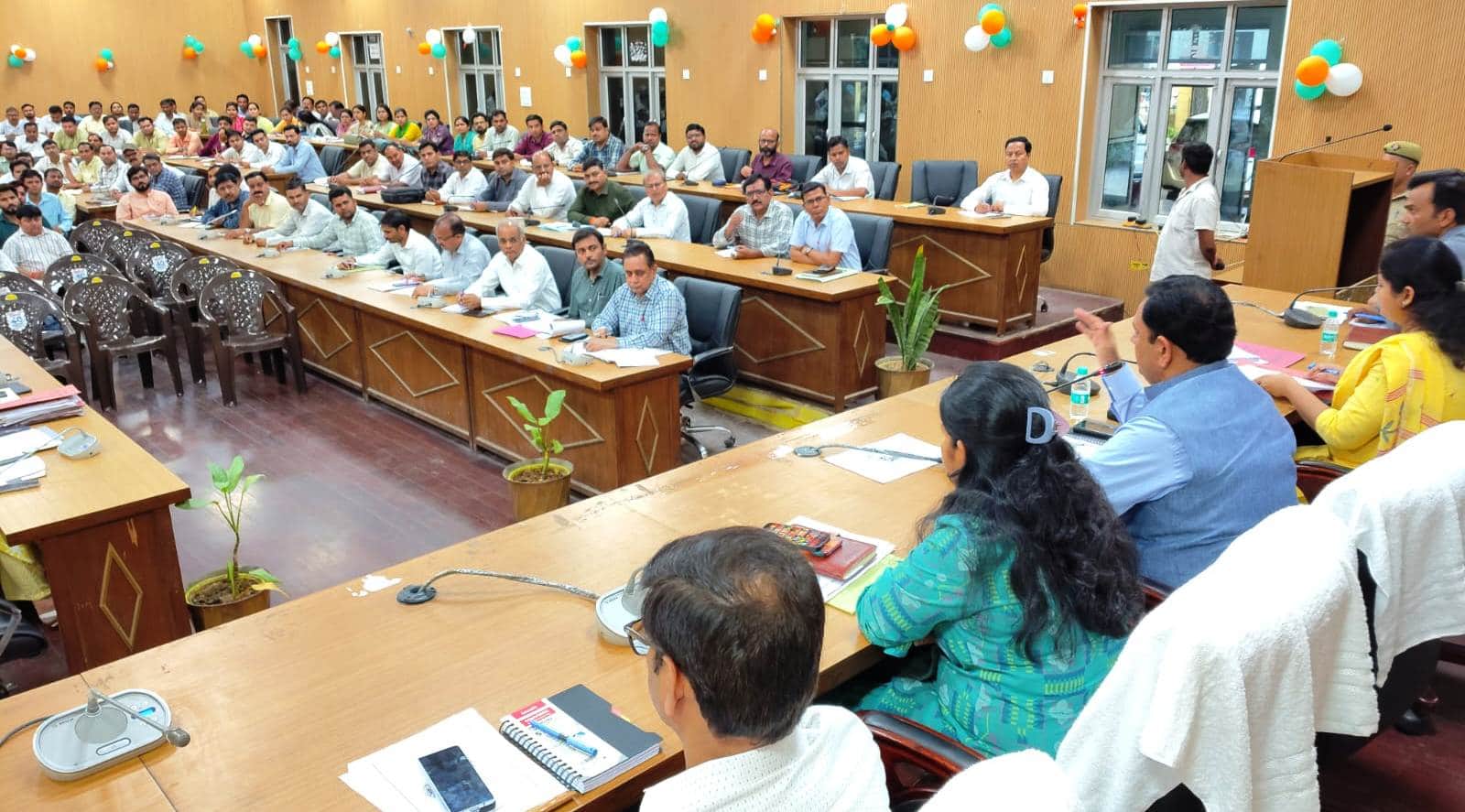 फोटो 13 कलेक्ट्रेट सभागार में समीक्षा बैठक करते जिलाधिकारी। स्रोत प्रशासन