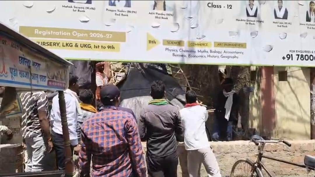 फोटो - 19 अतिक्रमण को हटाते पालिका कर्मी। संवाद