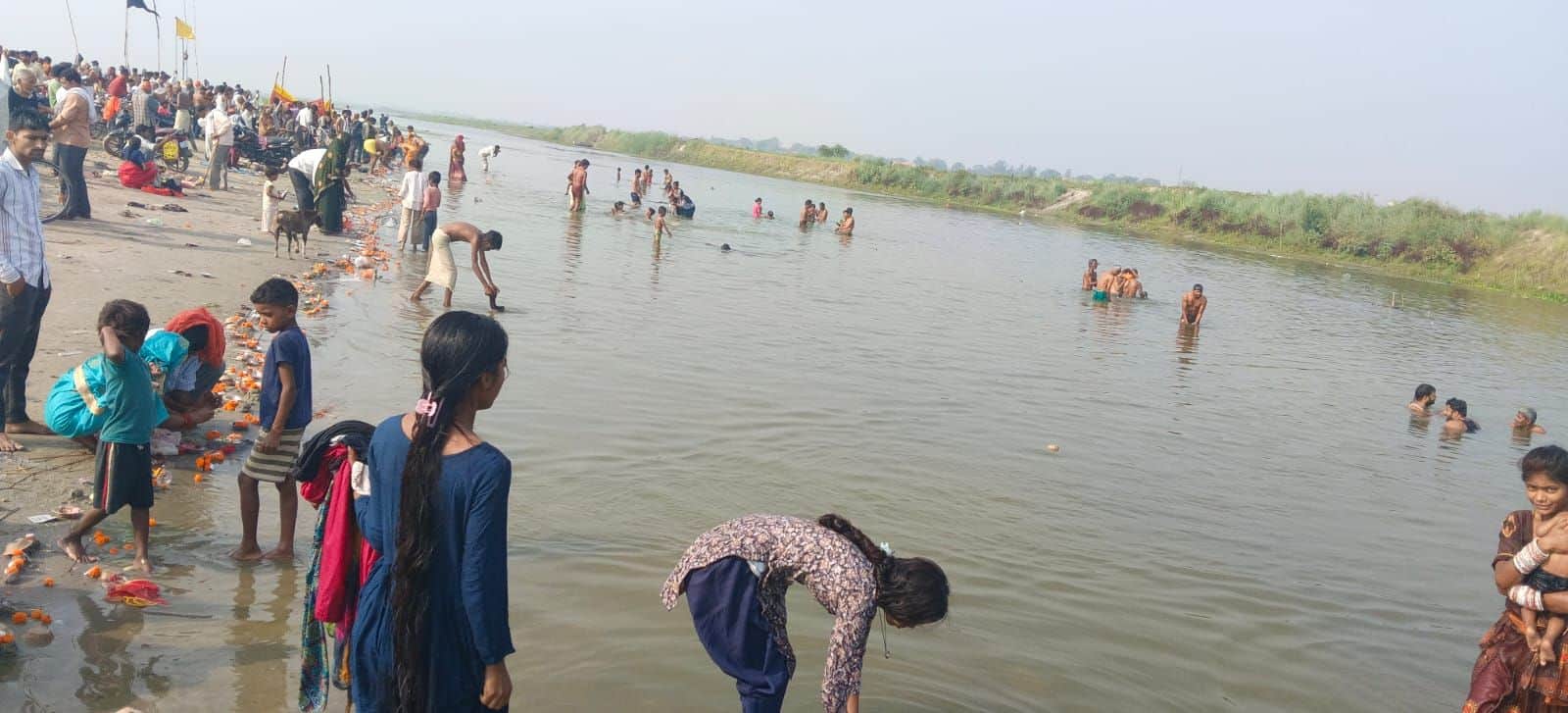 फोटो-2- परियर तट पर गंगा में डुबकी लगाते श्रद्धालु। संवाद