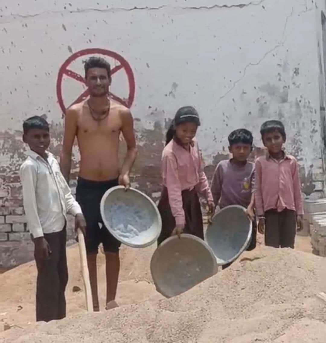 फोटो - 20 विद्यालय परिसर में मौरंग ढोते बच्चे। स्त्रोत : सोशल मीडिया