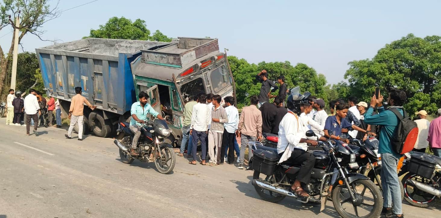 फोटो-24-बलरामपुर के इमिलिया बनघुसरा के पास जुटी लोगों की भीड़ ।-संवाद