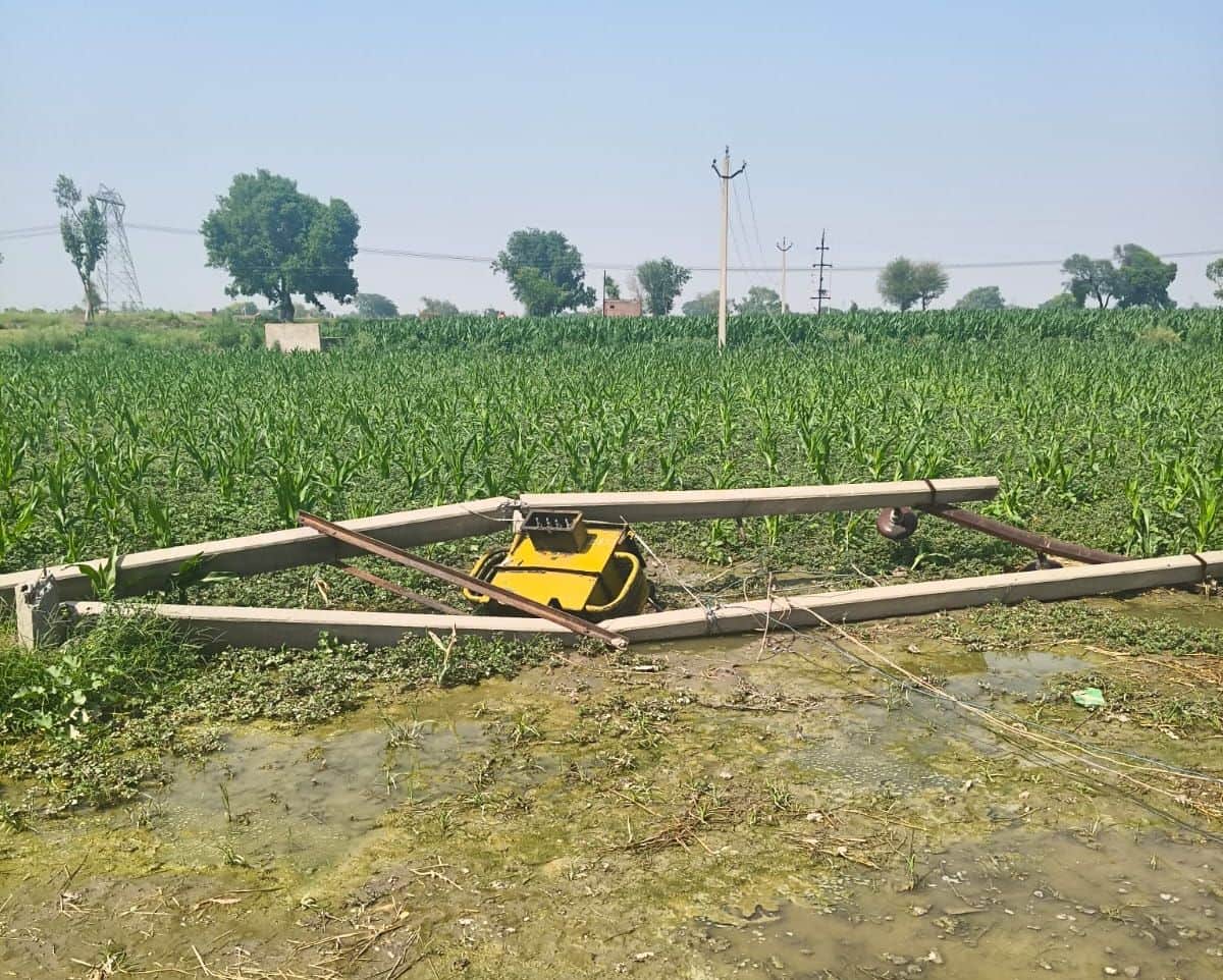 फोटो 28 कुरावली क्षेत्र के मनोना में आंधी से जमीन पर गिरा ट्रांसफार्मर। संवाद