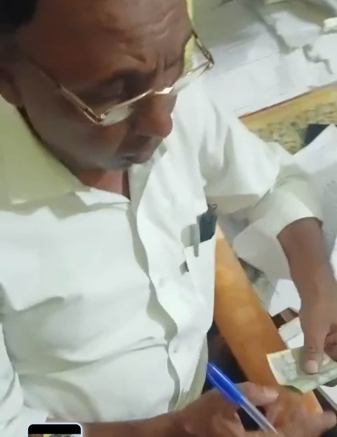 फोटो-5 वरायरल वीडियो में रिश्वत के रुपये लेते कानूनगो। स्रोत: वीडियो ग्रैब