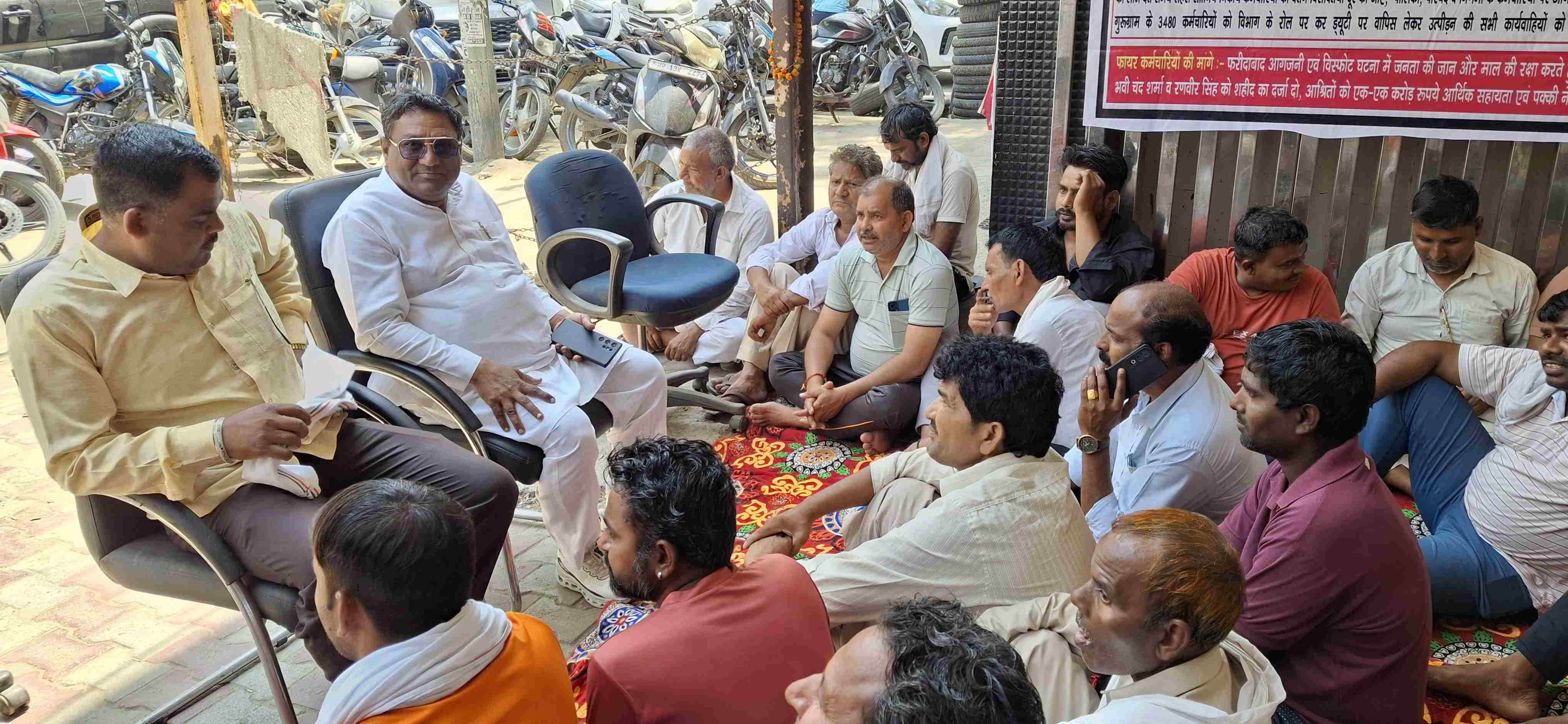 -फोटो 58 : हड़ताली कर्मचारियों के बीच पहुंचे राज्य प्रधान नरेश कुमार शास्त्री। संवाद