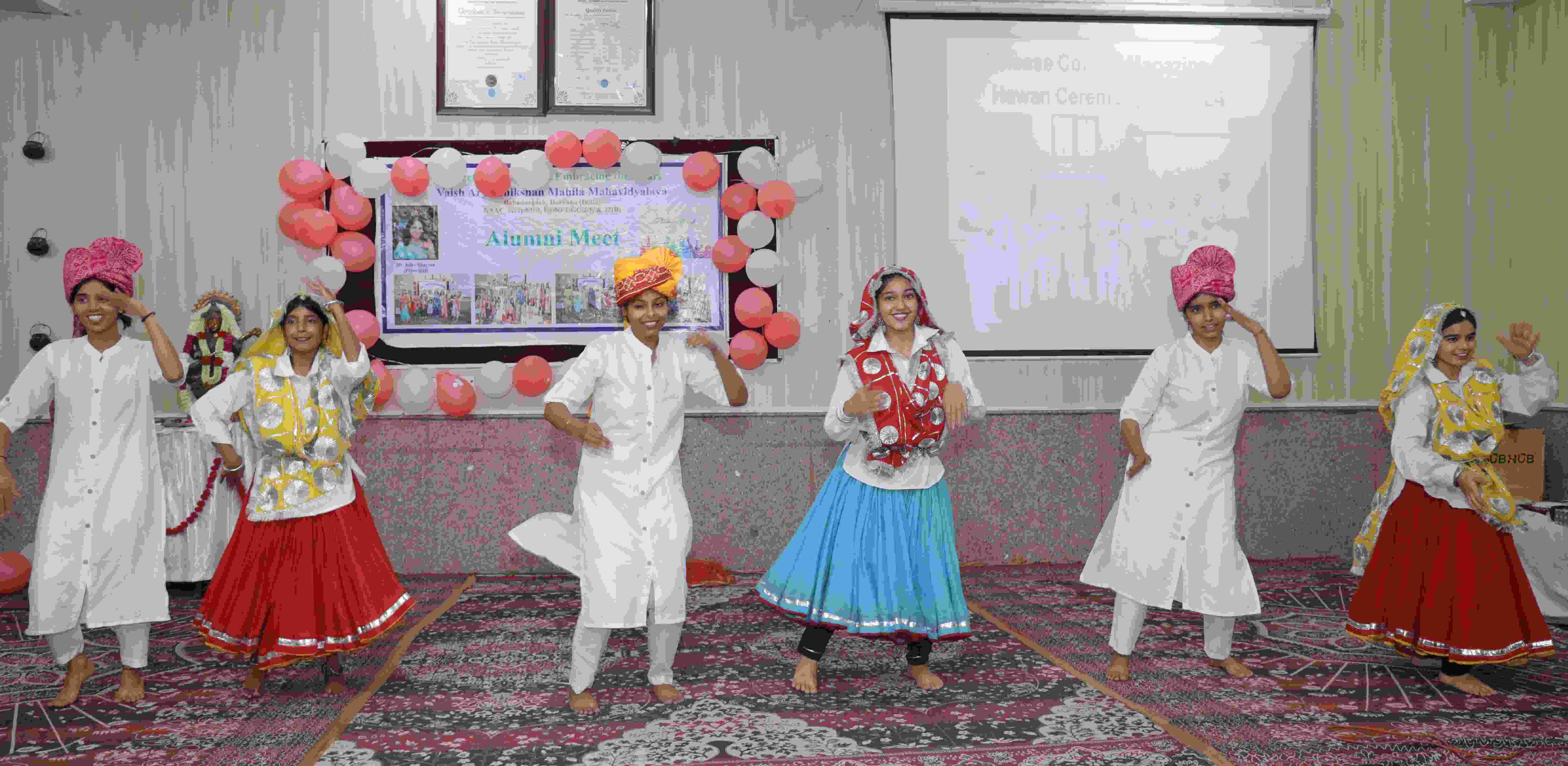 -फोटो 60 : हरियाणवीं नृत्य प्रस्तुत करती छात्राएं। स्रोत कॉलेज