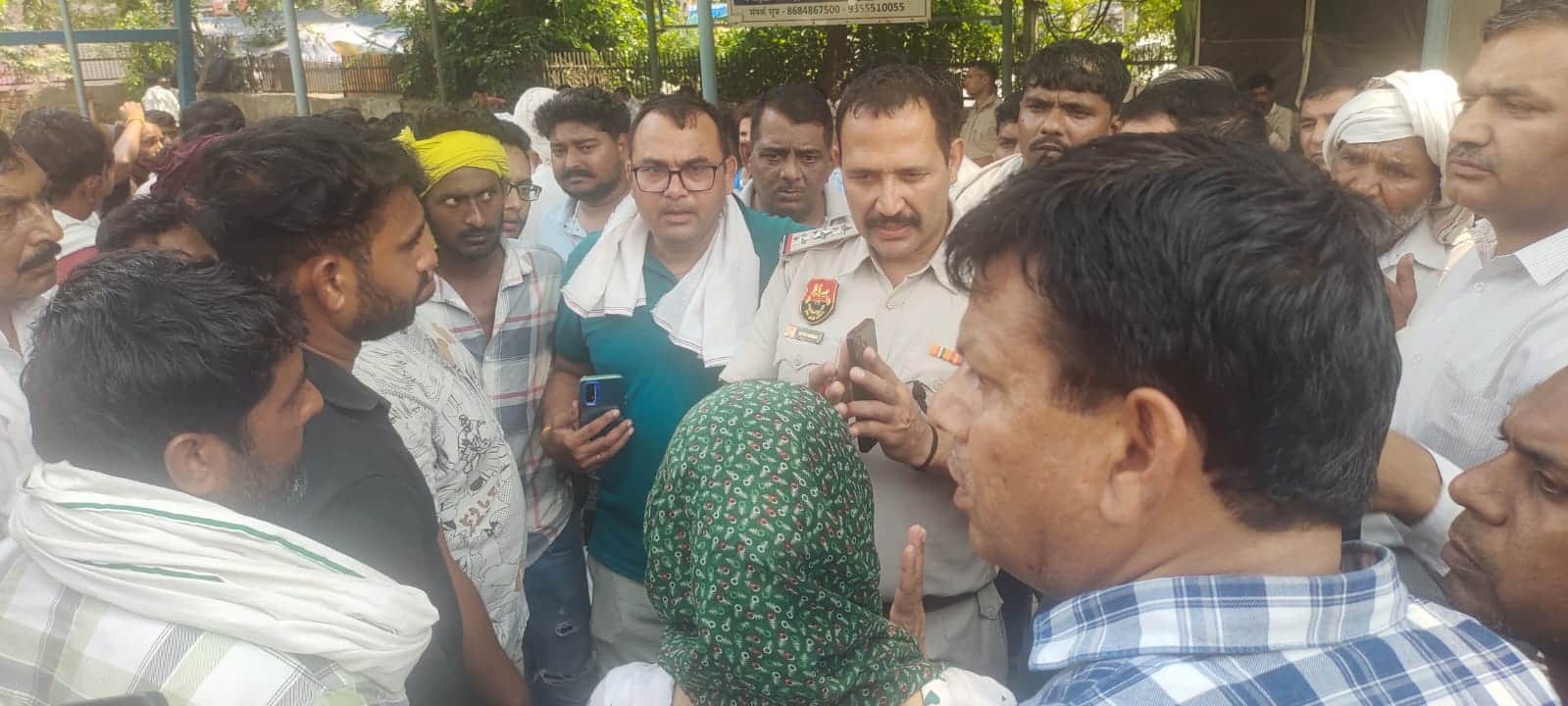 -फोटो 65 : नागरिक अस्पताल में पहुंचे परिजनों को समझाते पुलिस अधिकारी। संवाद