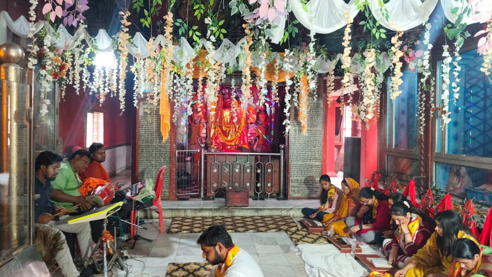 फोटो-8-बलरामपुर के तुलसीपुर में सजी हनुमानगढ़ी मंदिर ।-संवाद
