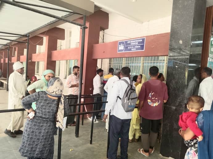फतेहाबाद के नागरिक अस्पताल में ओपीडी रजिस्ट्रेशन के लिए मौजूद मरीज संवाद