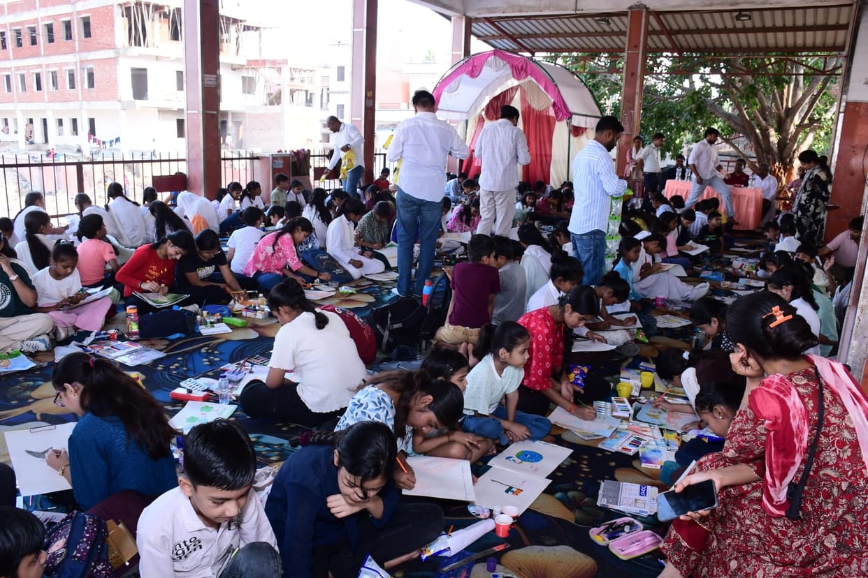 Children spread colors in the painting competition