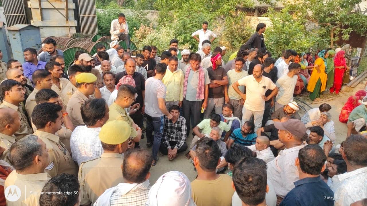 गुलावठी में संविदाकर्मी की मौत के बाद सड़क पर शव रखकर हंगामा प्रदर्शन करते परिजन। स ंवाद