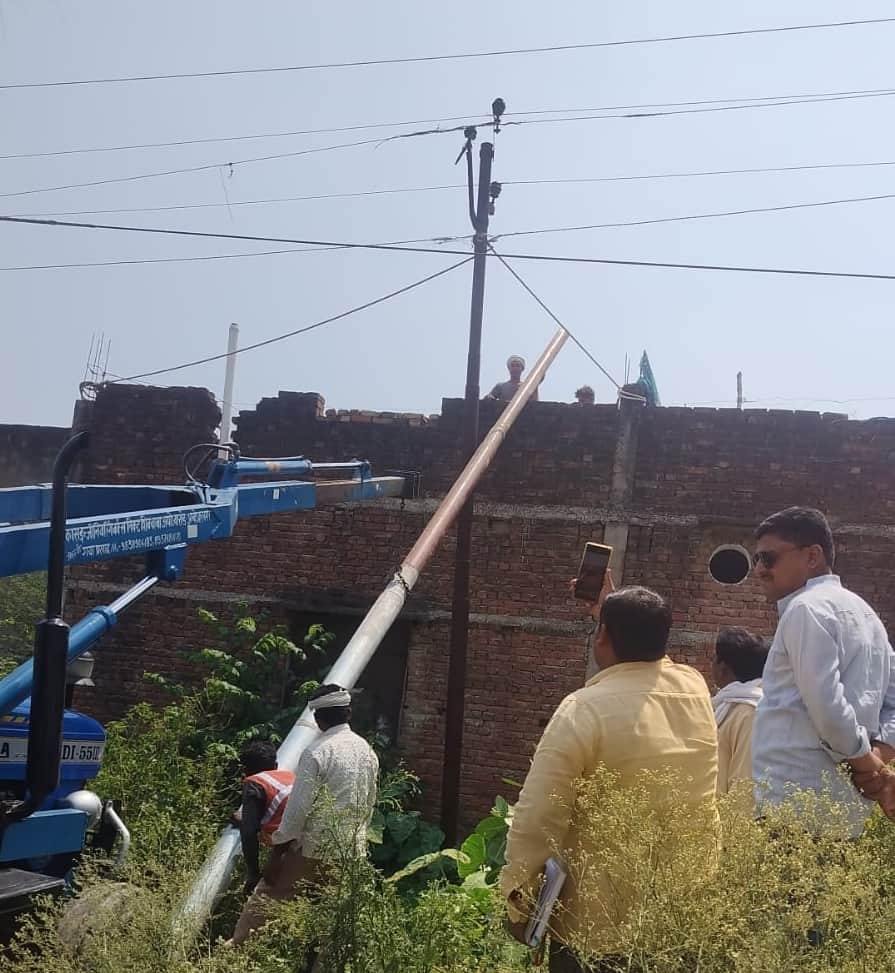 गरीबीपुरवा में पोल लगाते विद्युत कर्मी। स्रोत: विभाग 