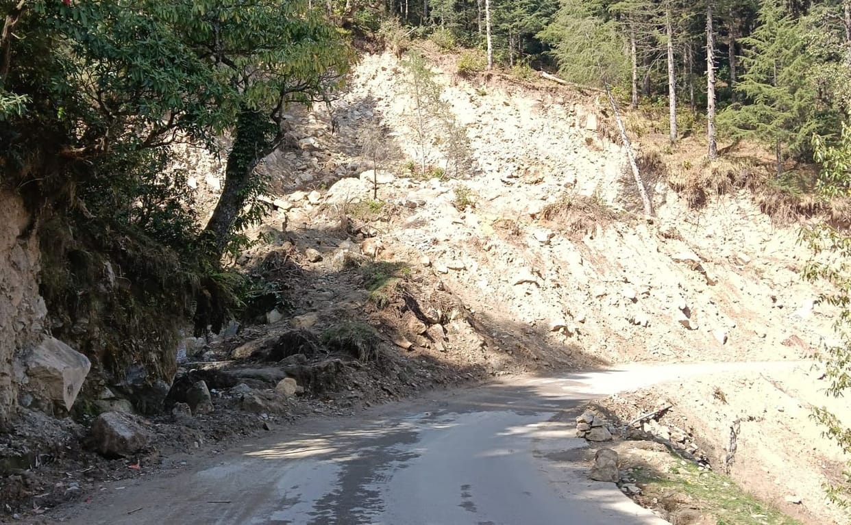Piles of mud on the roadside are becoming a hindrance for tourists.
