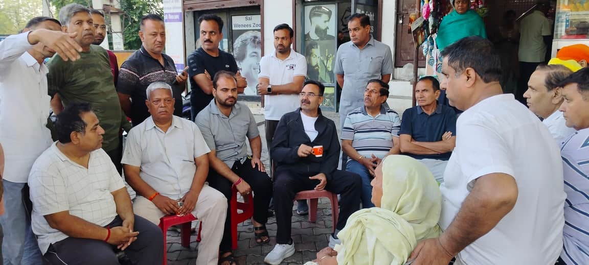 घरौंडा रेलवे स्टेशन के बाहर दुकान पर चाय पीते विधान सभा अध्यक्ष हरविंद्र कल्याण। सूचना विभाग