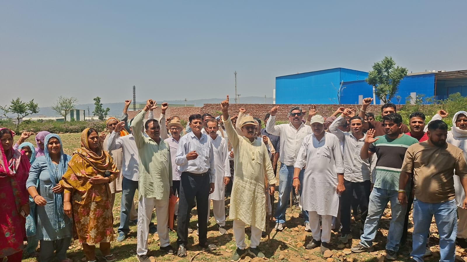 घाटी क्षेत्र में भूमि पर होने वाले अवैध कब्जे के खिलाफ प्रदर्शन करते लोग। संवाद
