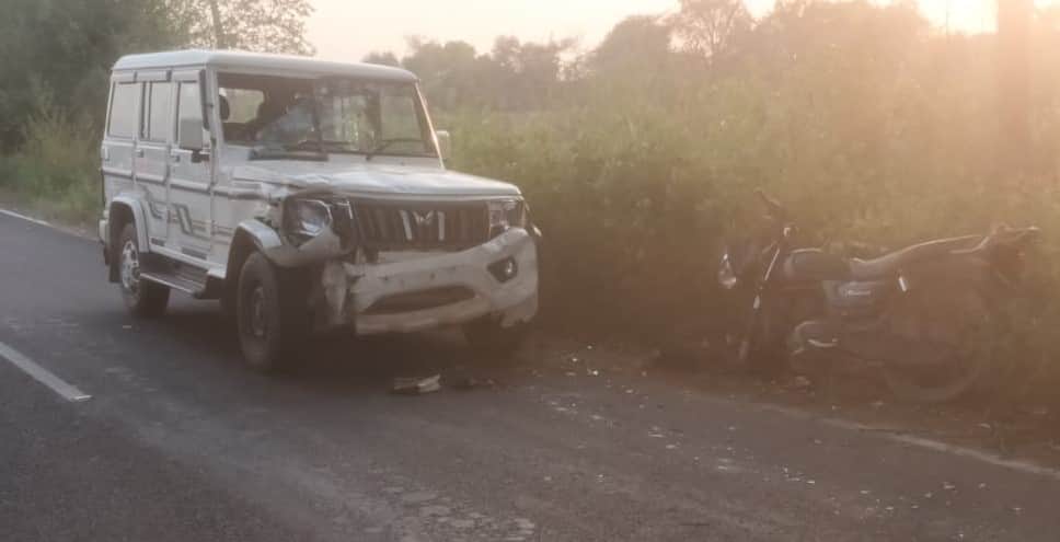 घटनास्थल पर क्षतिग्रस्त बाइक व बोलेरो वाहन। 