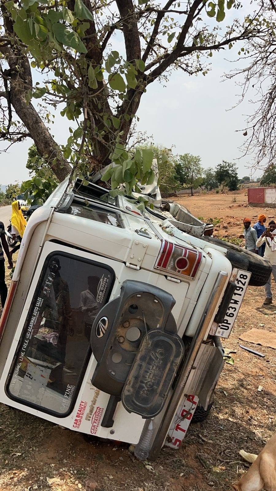 Bolero Returning from Farewell Ceremony Crashes into Tree; 13 Injured, Four Referred to Trauma Center