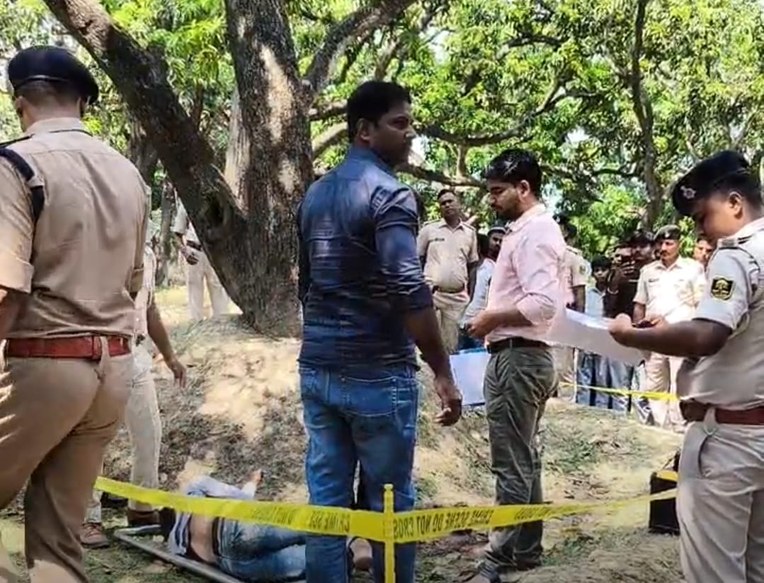 हत्या के बाद घटनास्थल पर जांच करती पुलिस