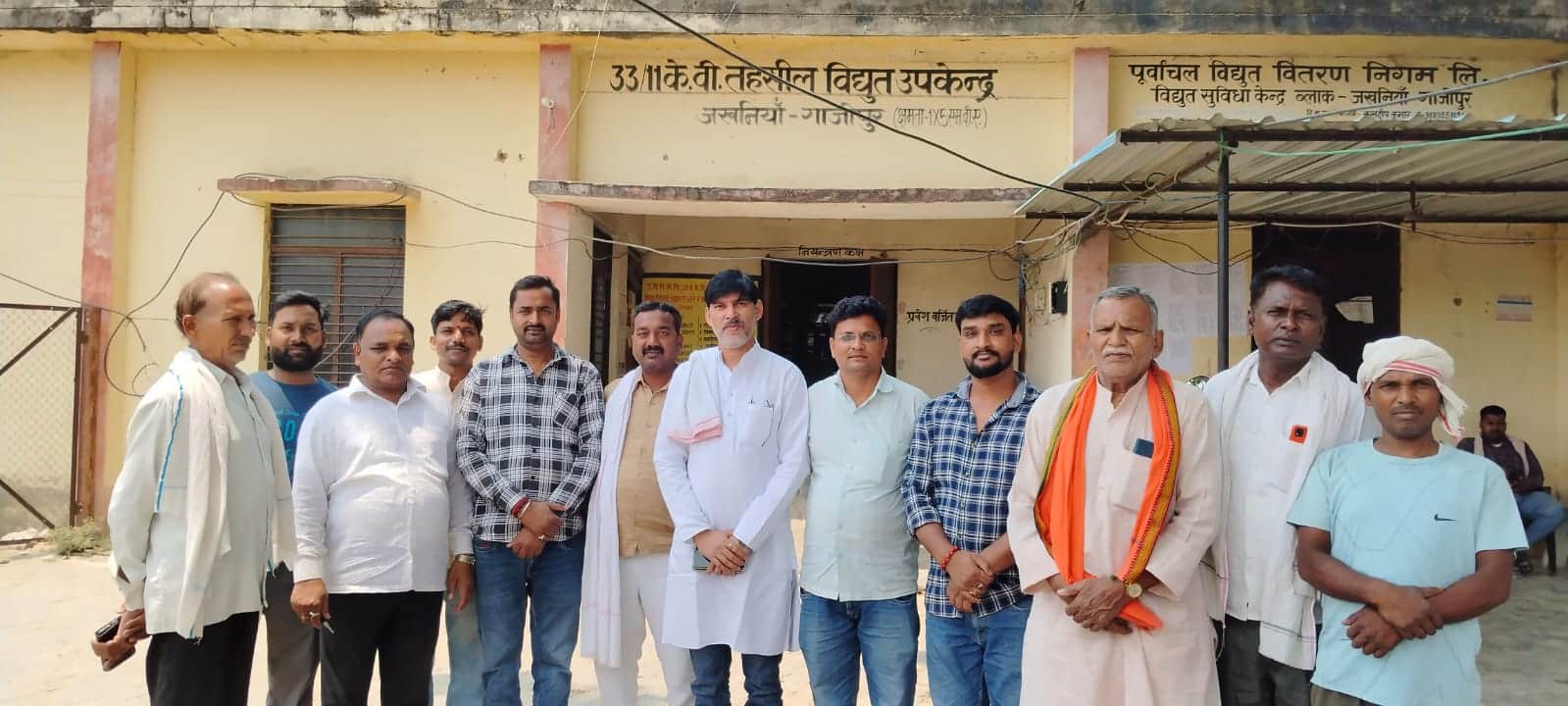 जखनिया विद्युत उपकेंद्र पर कर्मचारियों की लापरवाही पर विरोध जताते भाजपाजन-संवाद