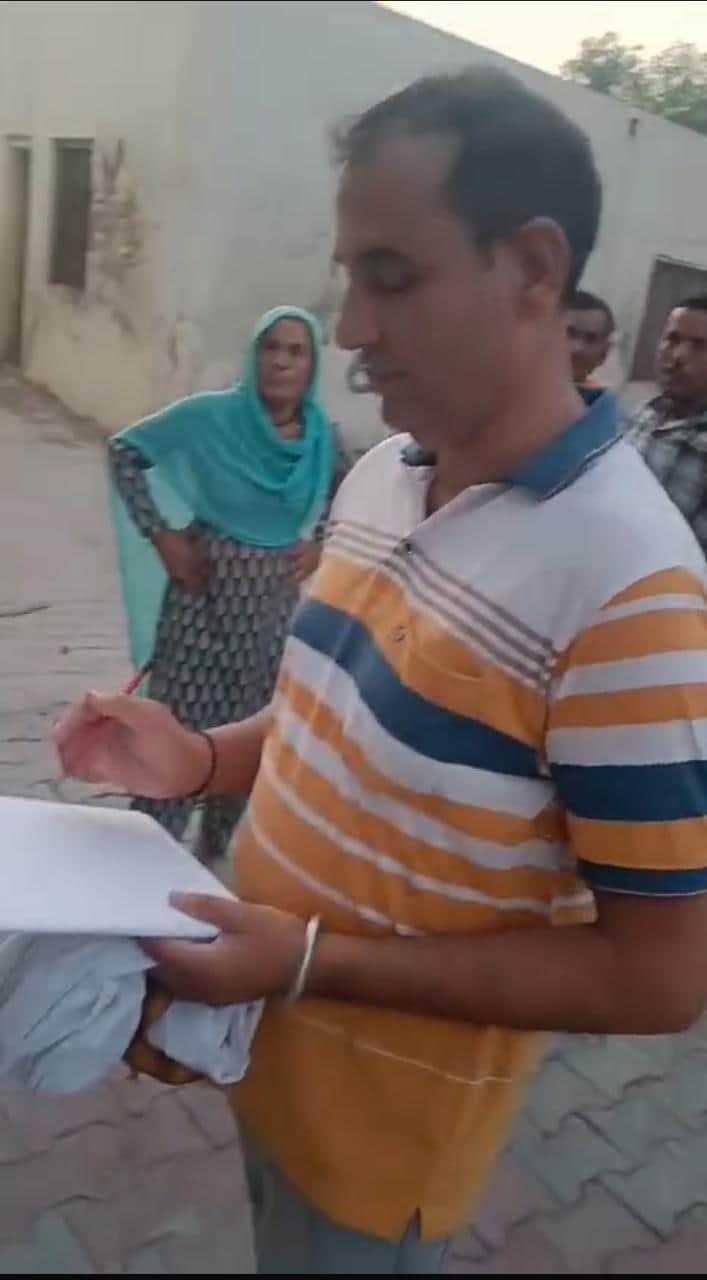 जनगणना कार्य करता प्रगणक
