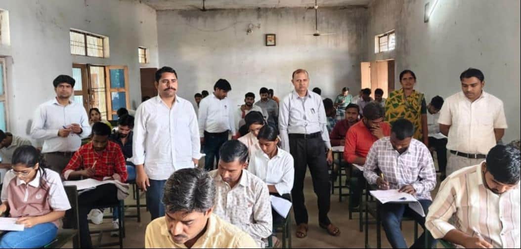 जनता पीजी कॉलेज परसोन में परीक्षा देते विद्यार्थी। स्रोत महाविद्यालय 