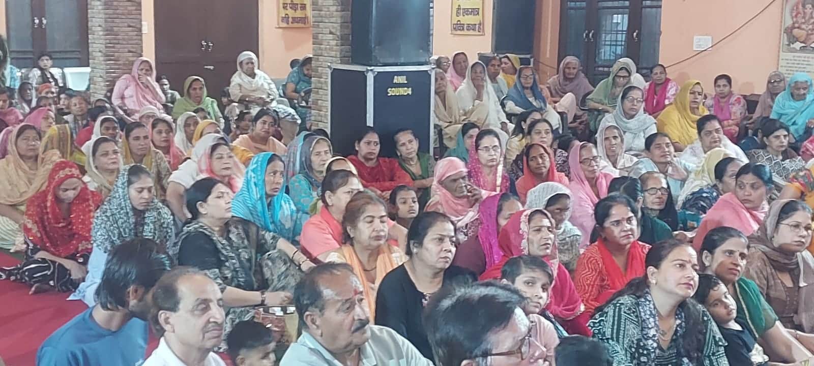 कुंजपुरा गांव में आयोजित भागवत कथा में रुक्मणी विवाह का श्रवण करते श्रद्धालु। संवाद