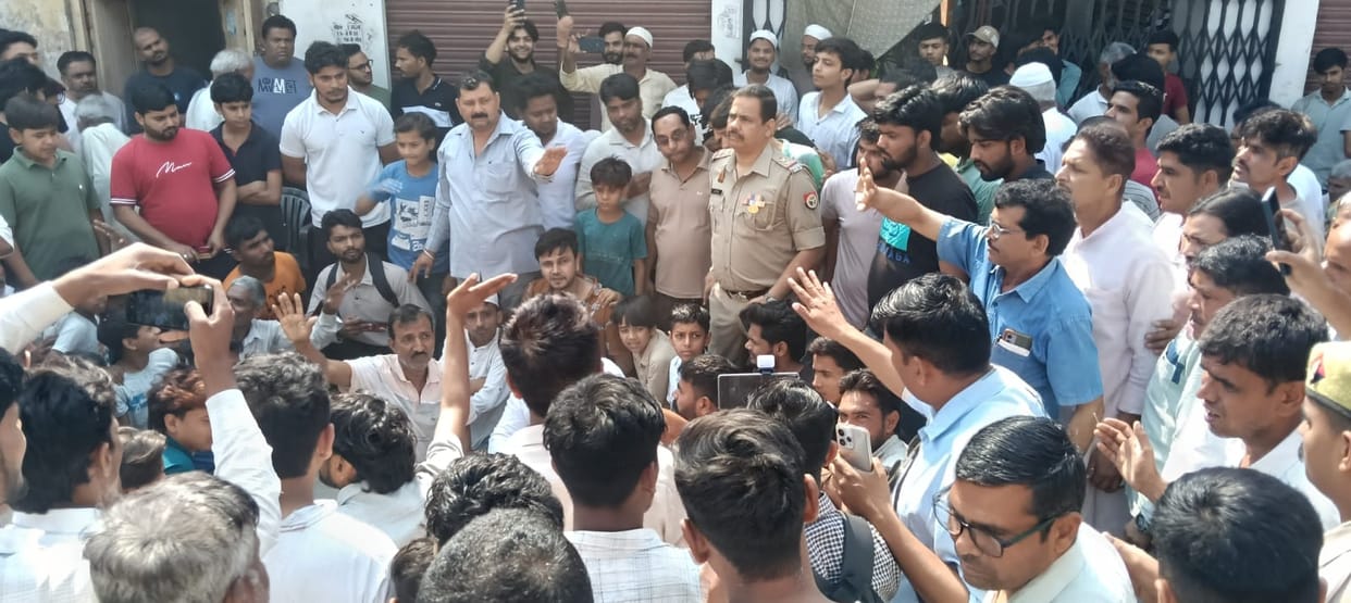Markets closed in Kakarwali, posters of migration were put up on houses, protests were held.