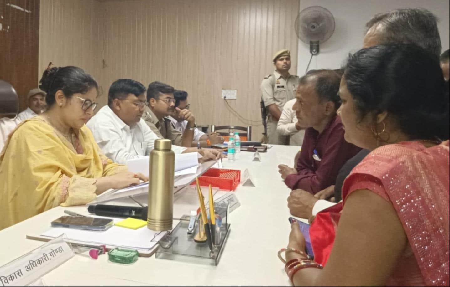 करनैलगंज तहसील में सुनवाई करतीं कमिश्नर दुर्गा शक्ति नागपाल व सदर तहसील में सुनवाई करतीं डीएम 