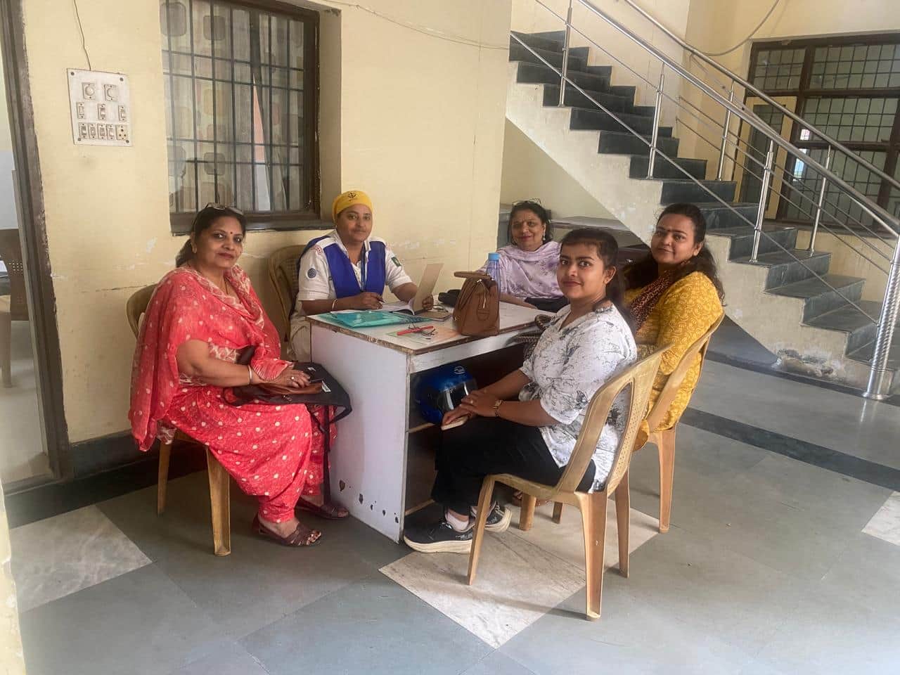 करधान क्षेत्र में प्रगणक बैठक करते हुए। संवाद
