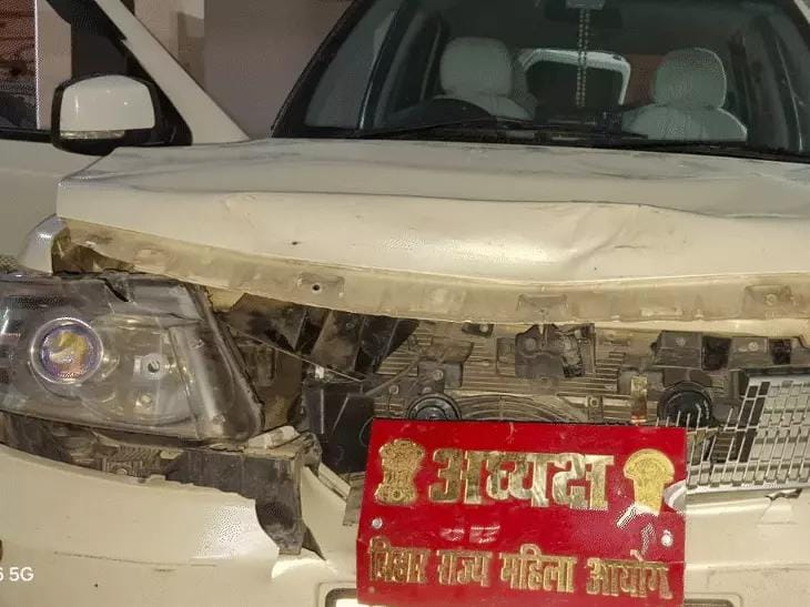 क्षतिग्रस्त गाड़ी।
