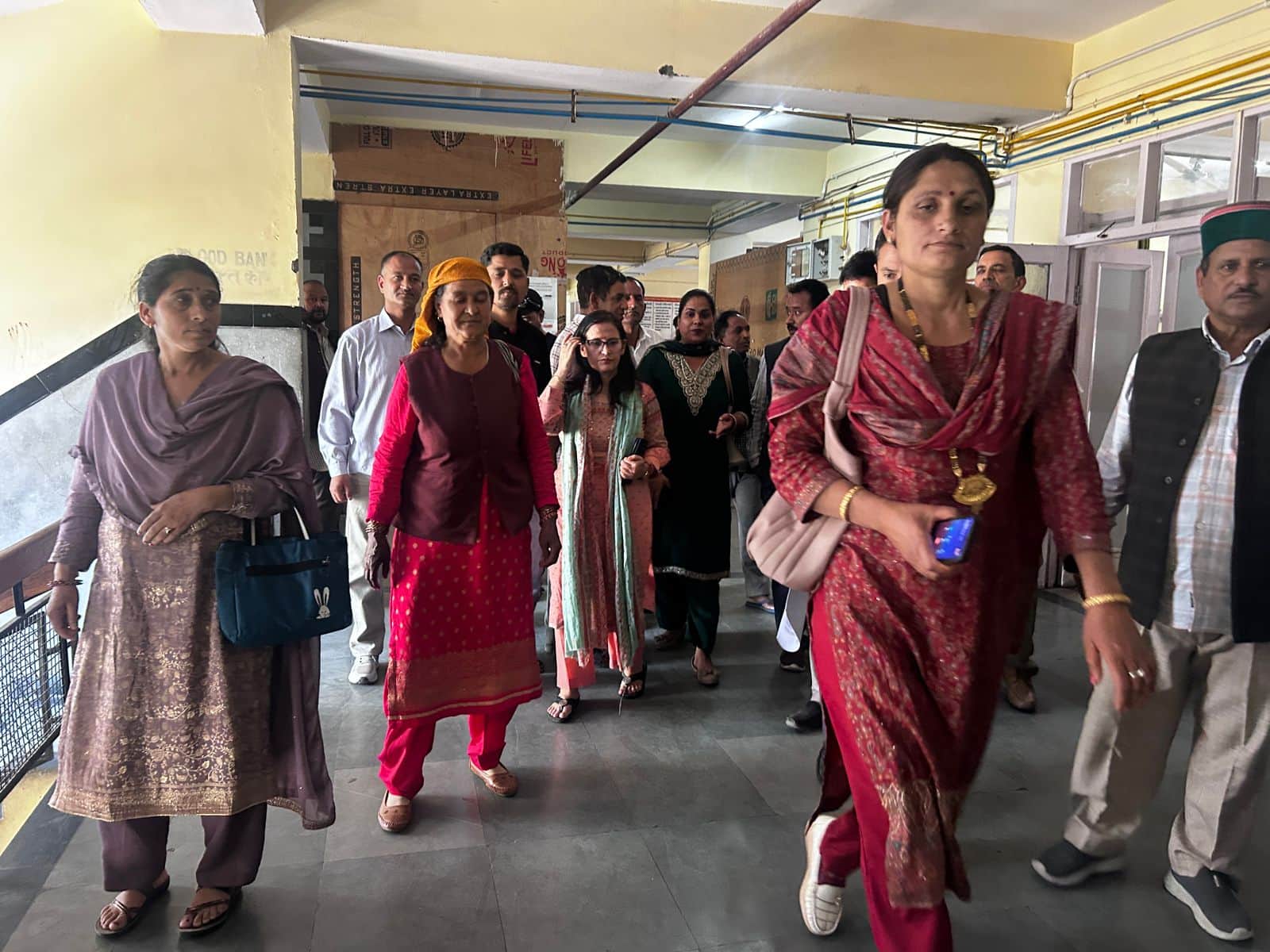 खनेरी अस्पताल में एमएस का घेराव करने पहुंचे नर्सिंग प्रशिक्षुओं के अभिभावक। संवाद