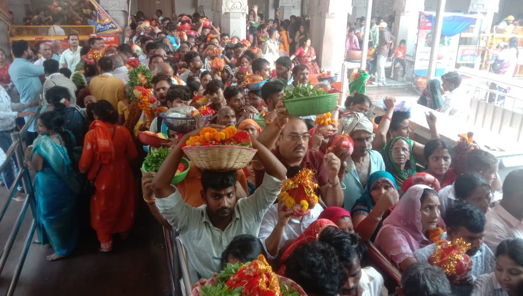 On Purnima, 200,000 people offered prayers to Goddess Vindhyavasini.