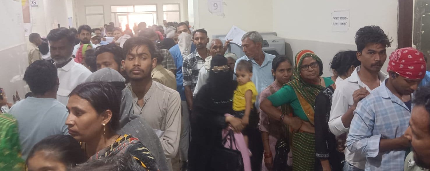मेडिकल कॉलेज ओपीडी में रही मरीजों की भीड़। संवाद