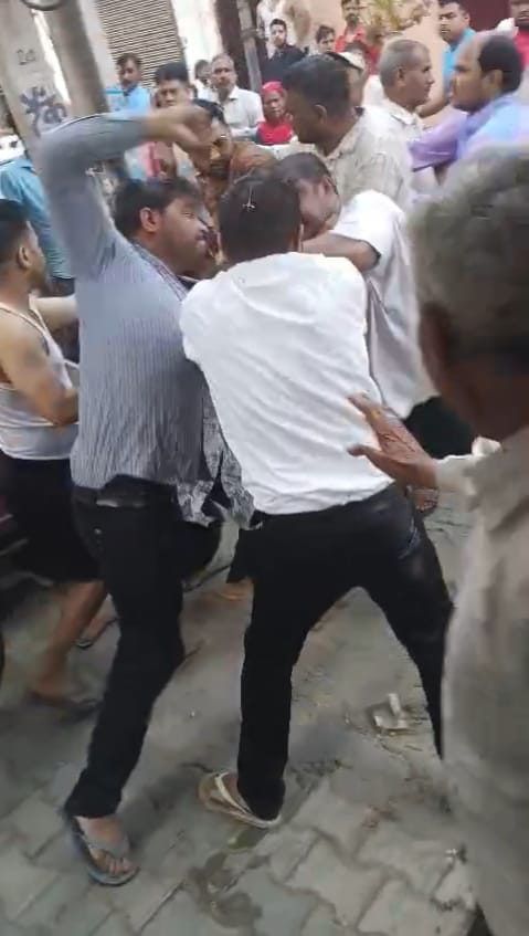 Medical store owner beaten up, wife who came to rescue also beaten
