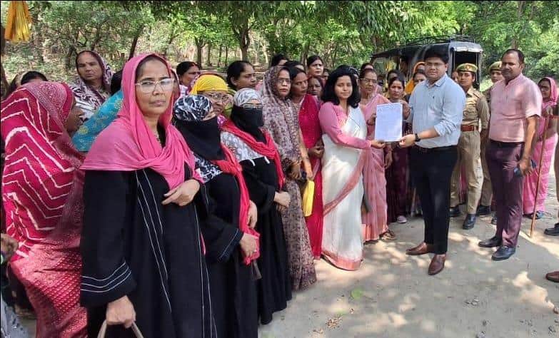 मांगों के संबंध में कलेक्ट्रेट में प्रदर्शन कर ज्ञापन सौंपती आंगनबाड़ी कार्यकत्री। स्वयं