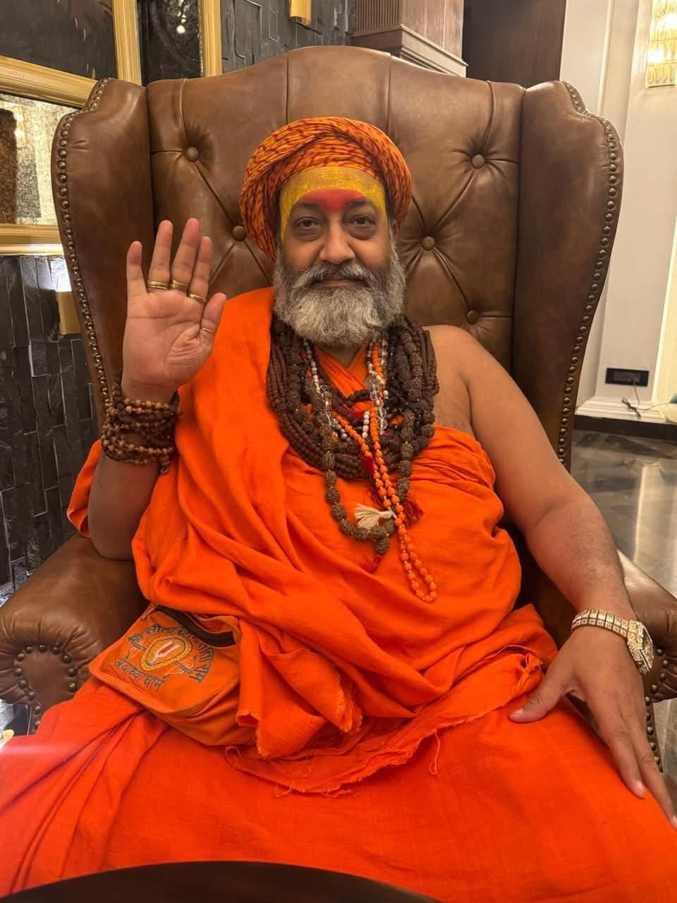 Mahamandaleshwar accused of embezzling Rs 10.50 lakh and jewellery in the name of getting a government job