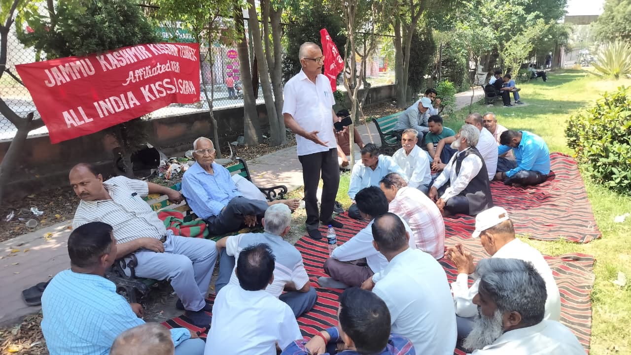 मई दिवस पर शहीद भगत सिंह पार्क में बैठक करते किसान व मजदूर संगठन के कार्यकर्ता। संवाद
