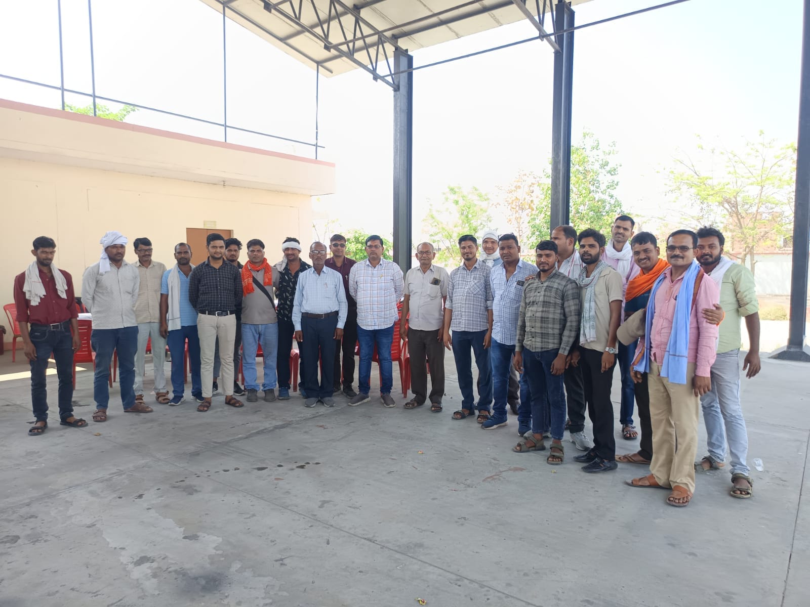 मंझनपुर बस डिपो के परिसर में सामूहिक रुप से उपस्थित रोडवेज कर्मचारी। स्त्रोत: संगठन