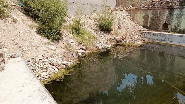 मलबे से भरा झंडूता का ऐतिहासिक नौण। संवाद