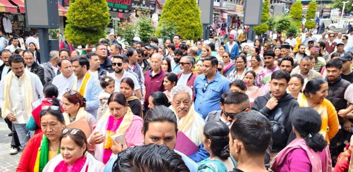 मनाली में नगर परिषद के लिए नामांकन पत्र भरने के लिए जाते कांग्रेस के उम्मीदवार और कार्यकर्ता।-स