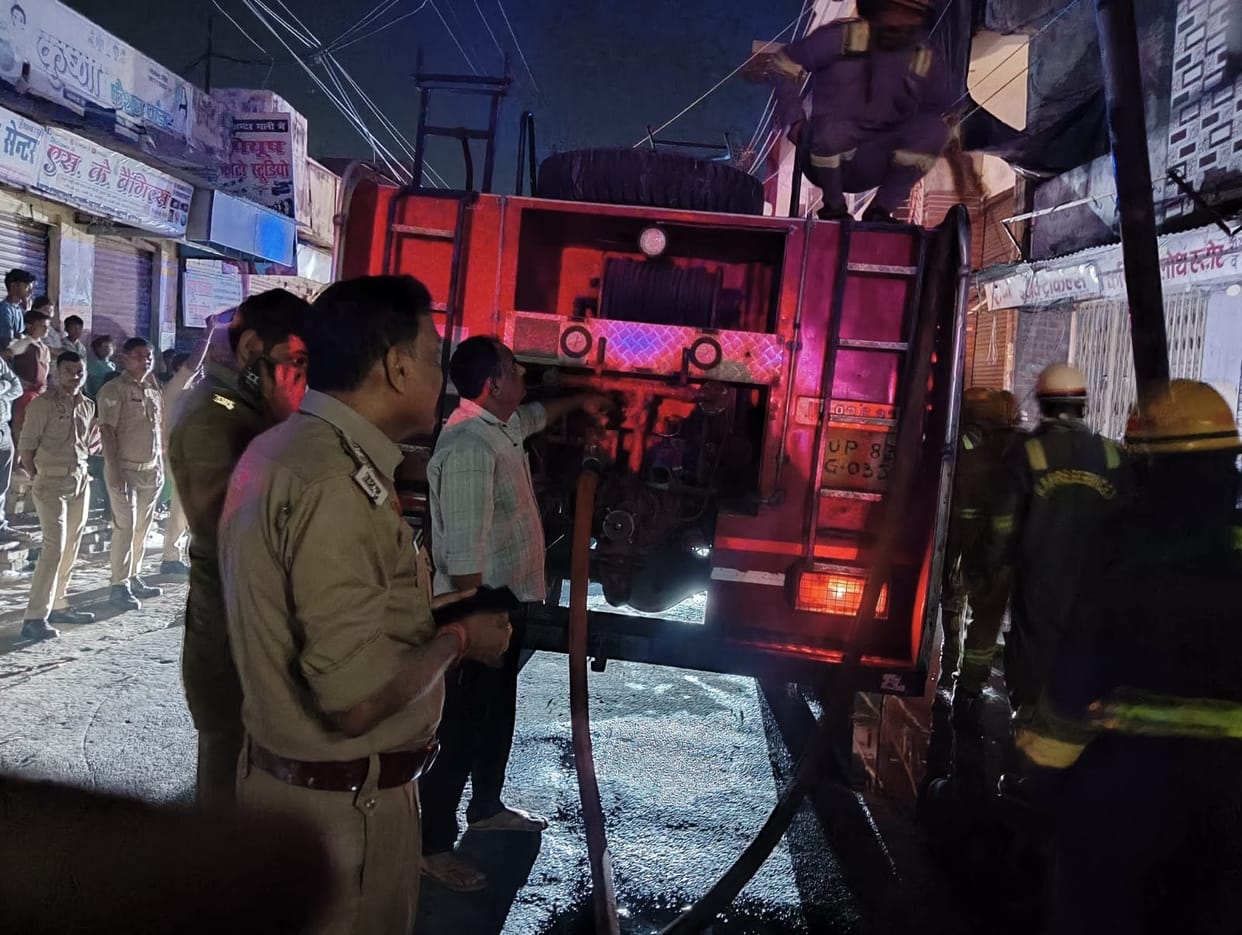 A massive fire broke out in a clothing store, and a family trapped on the third floor was rescued.