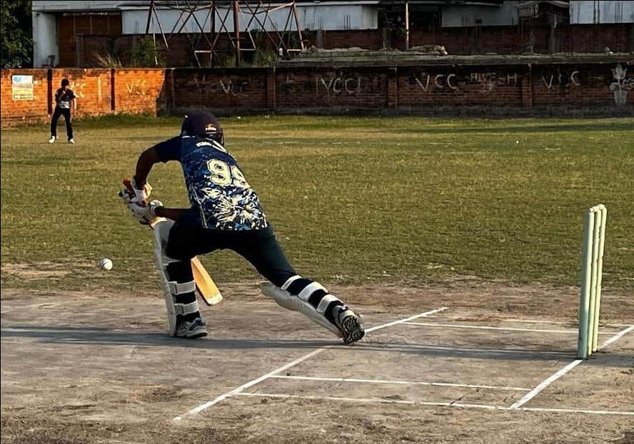 नगर के सहादतपुरा स्थित मैदान पर आयोजित वेदांत प्रीमियम लीग के 20-20 मैच में शाट लगाता वेदांत सु
