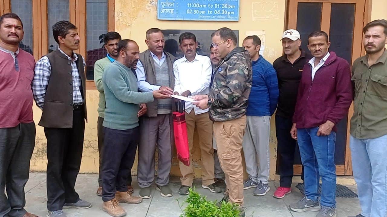 नौहरा में तहसीलदार को ज्ञापन देते दुग्ध उत्पादक संघ के पदाधिकारी। संवाद