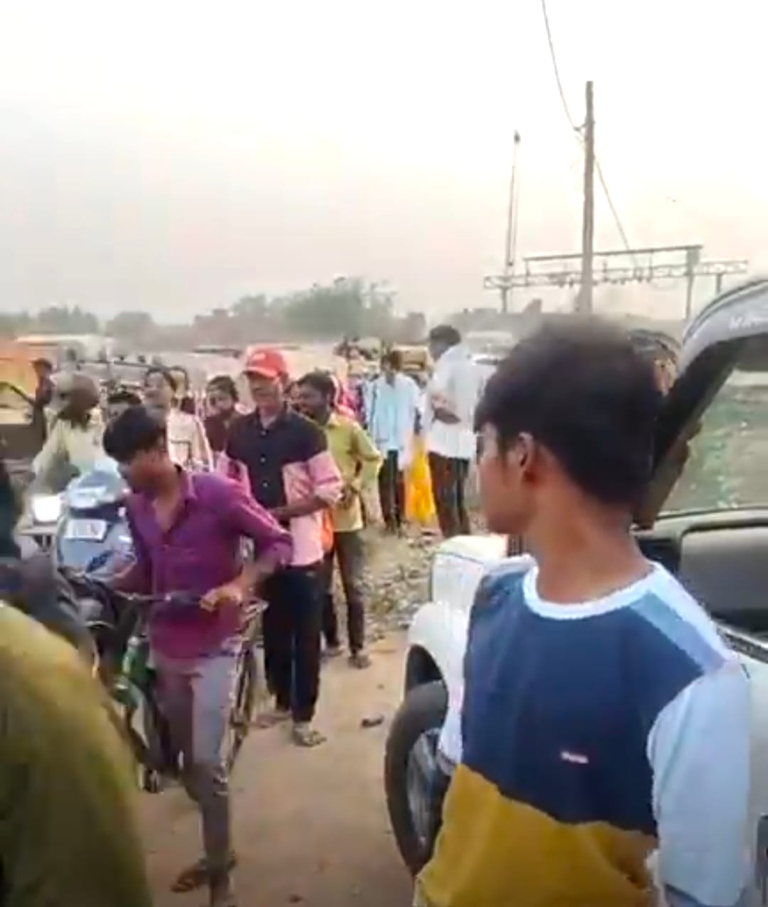 पश्चिम शरीरा बाजार  बाजार में लगे जाम में खड़े बाइक सवार