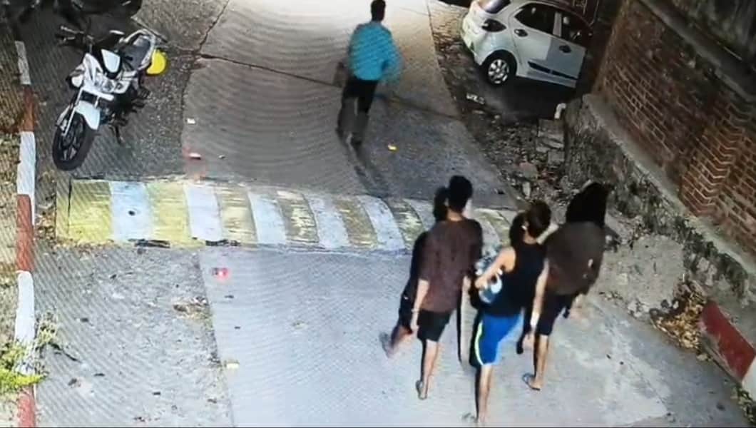 पंजगाईं में हुई चोरी में सीसीटीवी में जाते दिखे आरोपी। स्रोत: सीसीटीवी