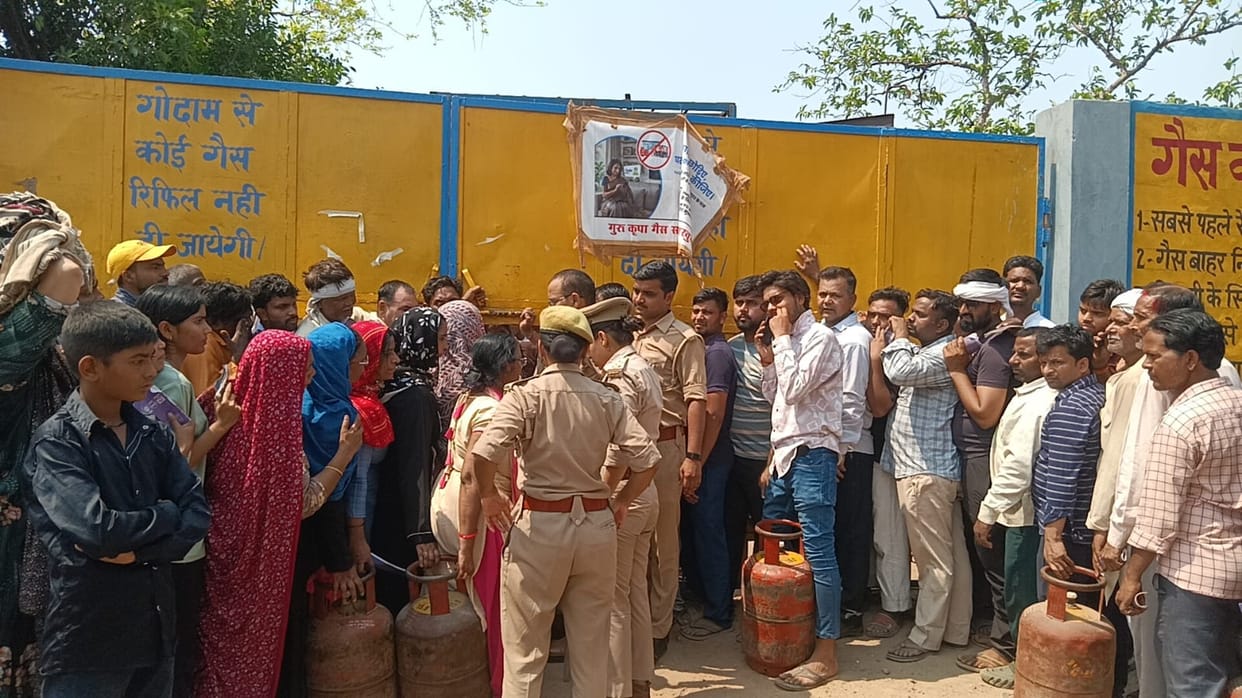 Uproar ensued as soon as the supply began, cylinders were distributed in the presence of police.